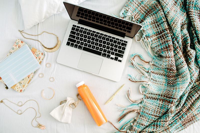 带可爱配饰的女性家庭办公室的创意布置