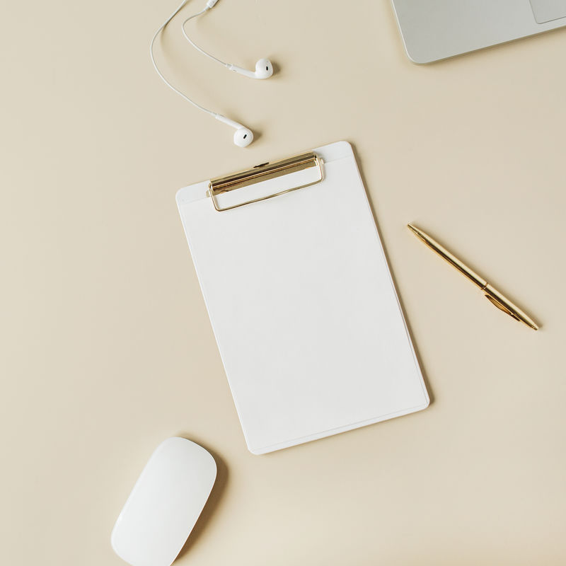 米色的写字板和办公桌