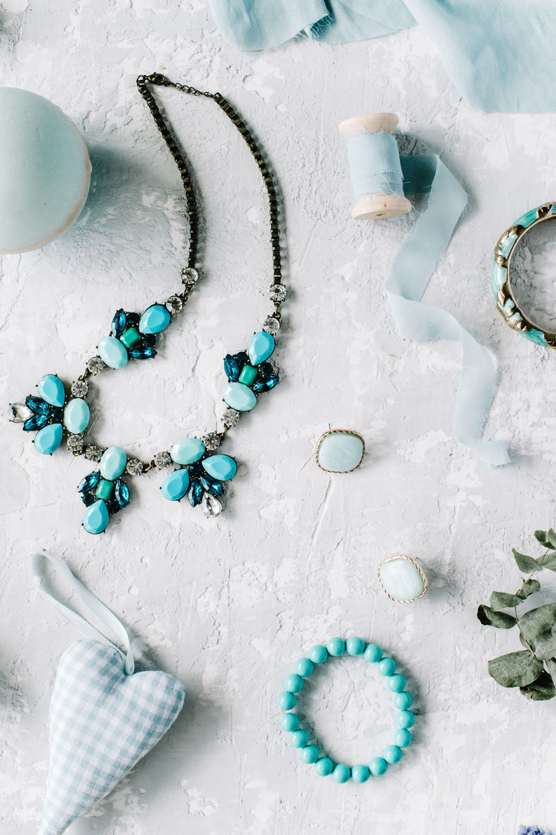 平躺顶视图办公桌带日记薄荷装饰配件线轴和桉树的灰色混凝土背景的薄荷工作区