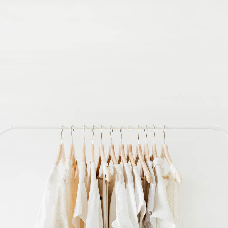 挂在架子上的中性色衣服