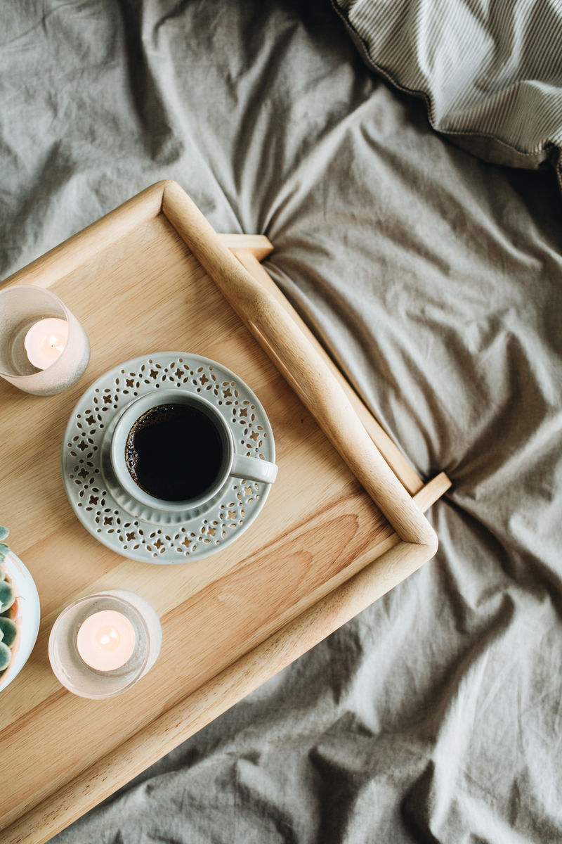 带咖啡的木制托盘顶视图