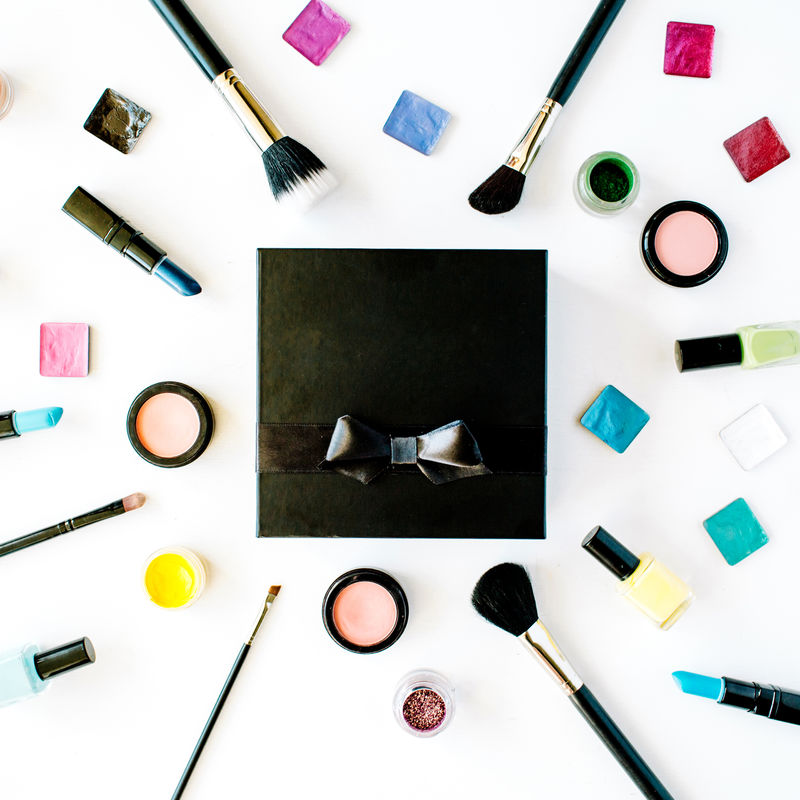 平躺女性化妆品拼贴盒