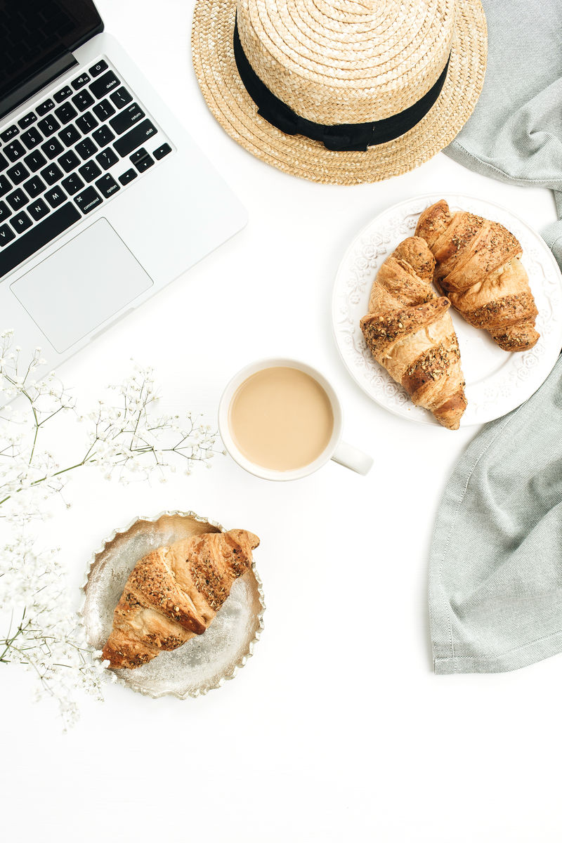 白色桌子上的草莓