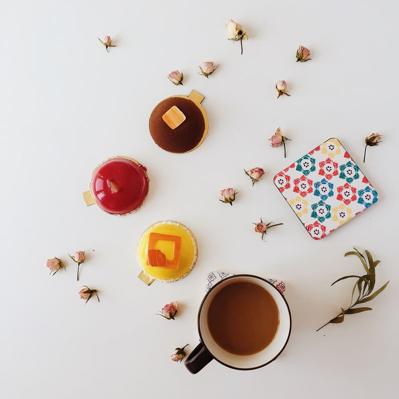 平铺咖啡和鲜花