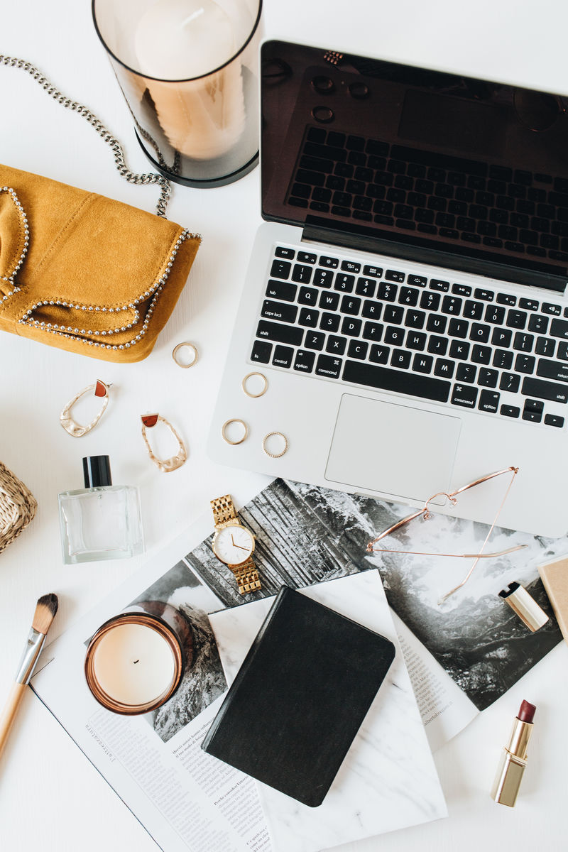 带笔记本电脑的办公桌上的女性配件