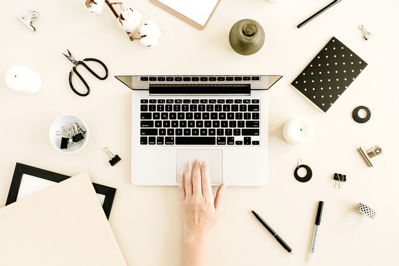 笔记本电脑和白色配件