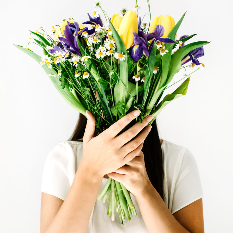 花束美丽的年轻女子