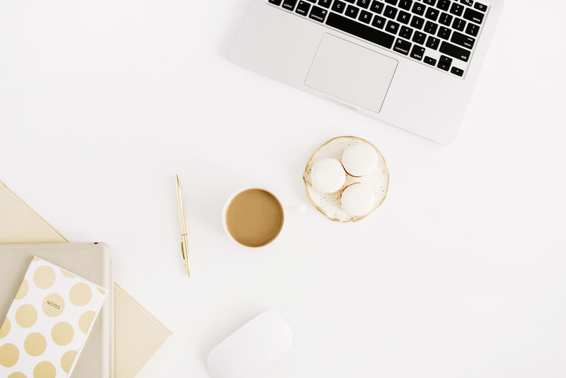 白色背景的家庭办公桌概念