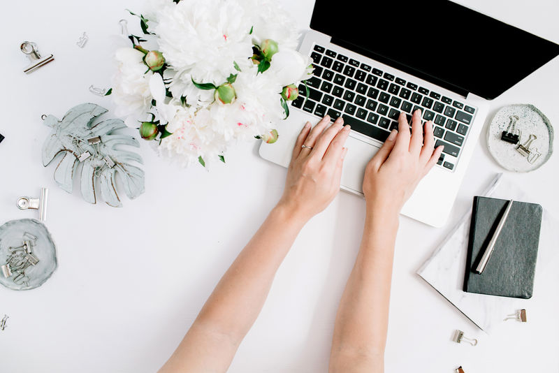 带笔记本电脑和笔记本电脑的办公桌平面布置图