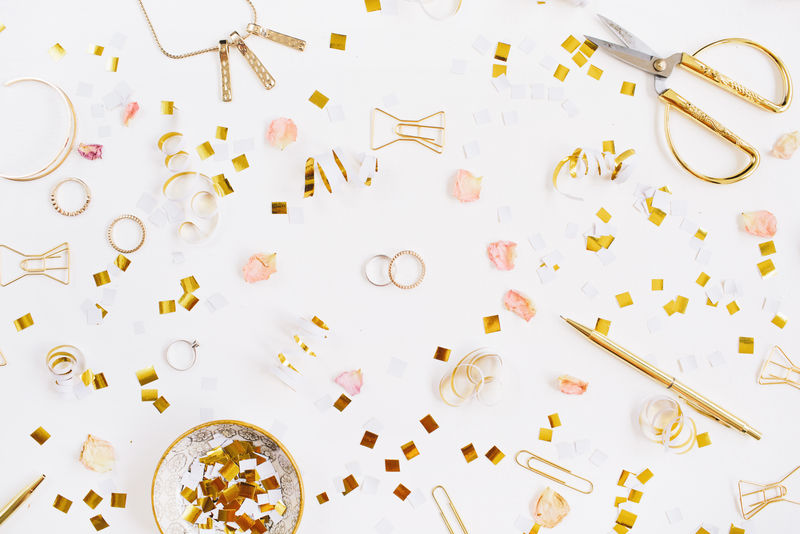 含纸屑的办公用品;