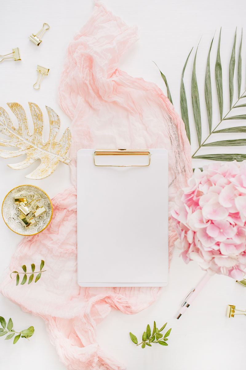 女性家庭办公桌工作区