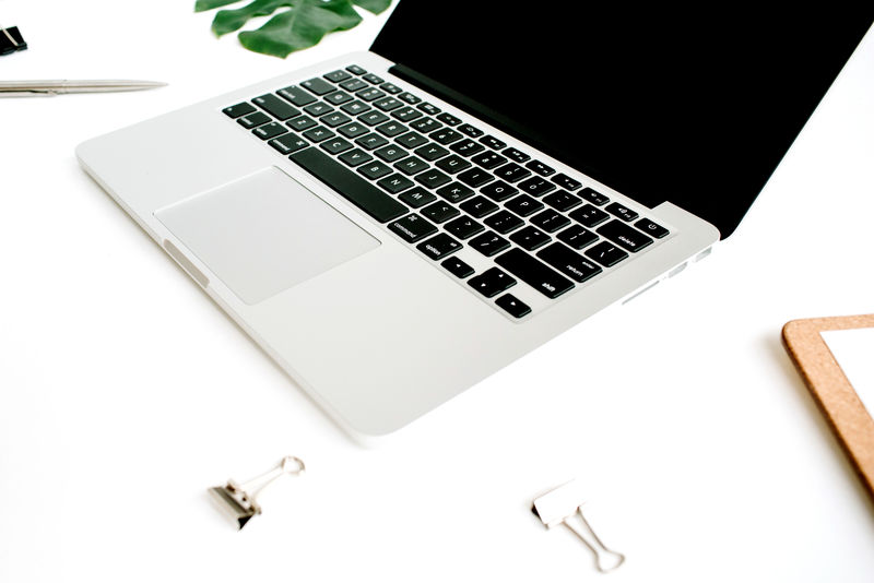 带笔记本电脑的白色配件