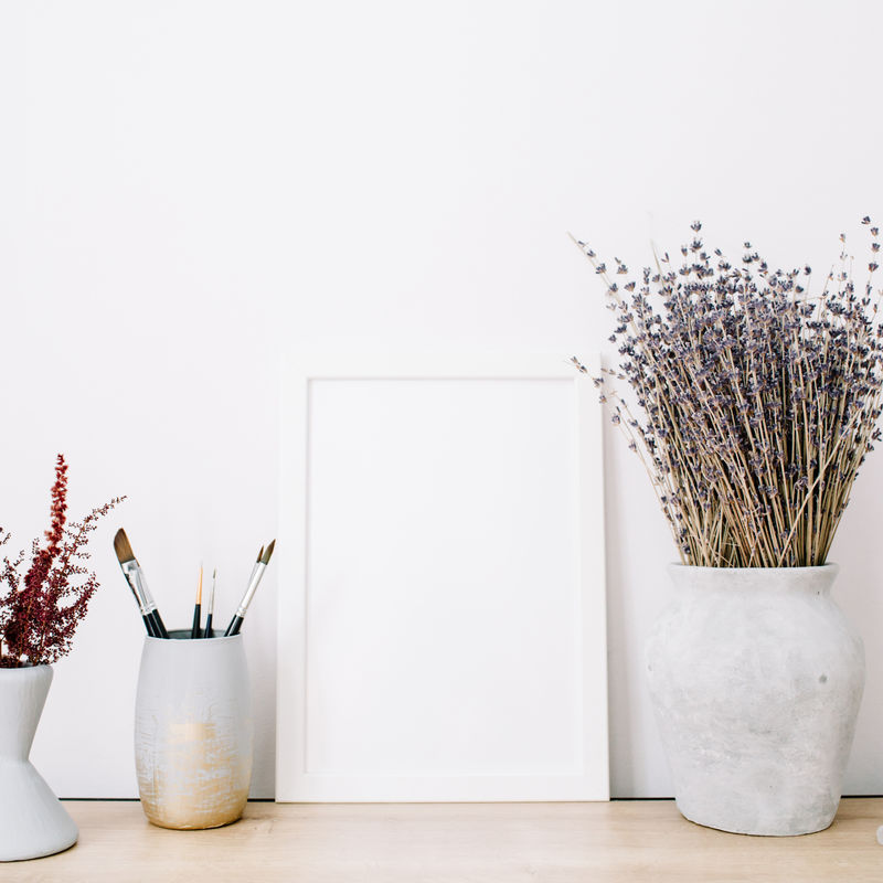 白色框架和白色配件