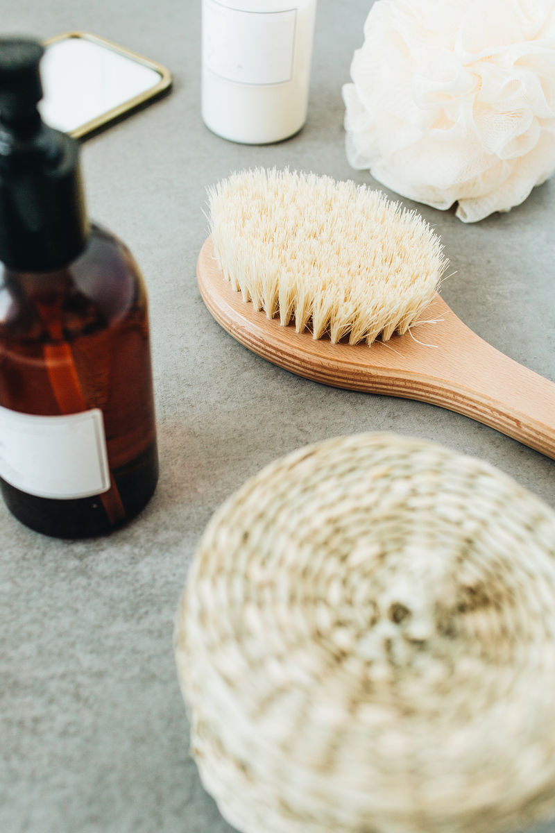 灰色沐浴和化妆品