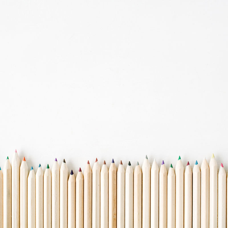 一排彩色铅笔
