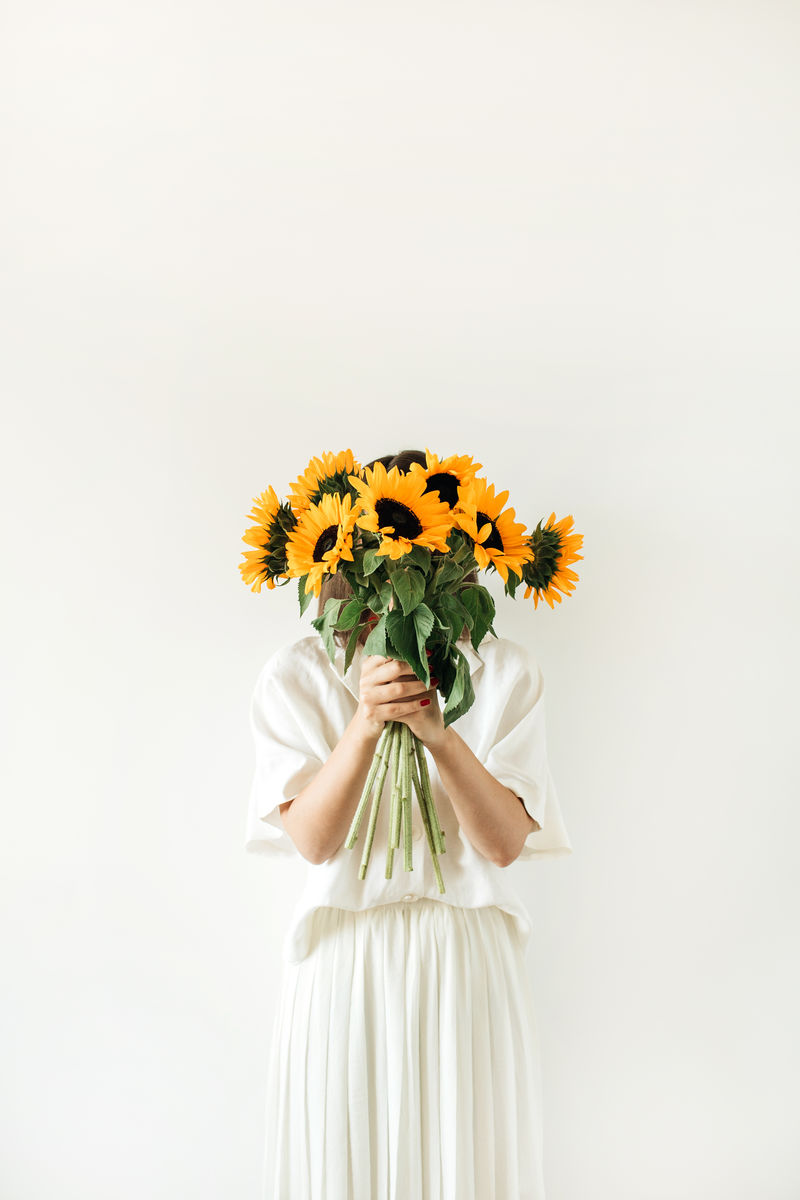 抱着向日葵花束的图片图片