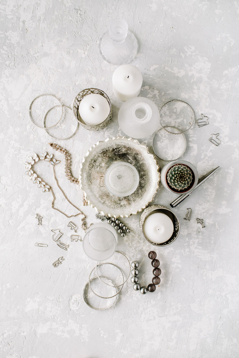 混凝土上的银色装饰