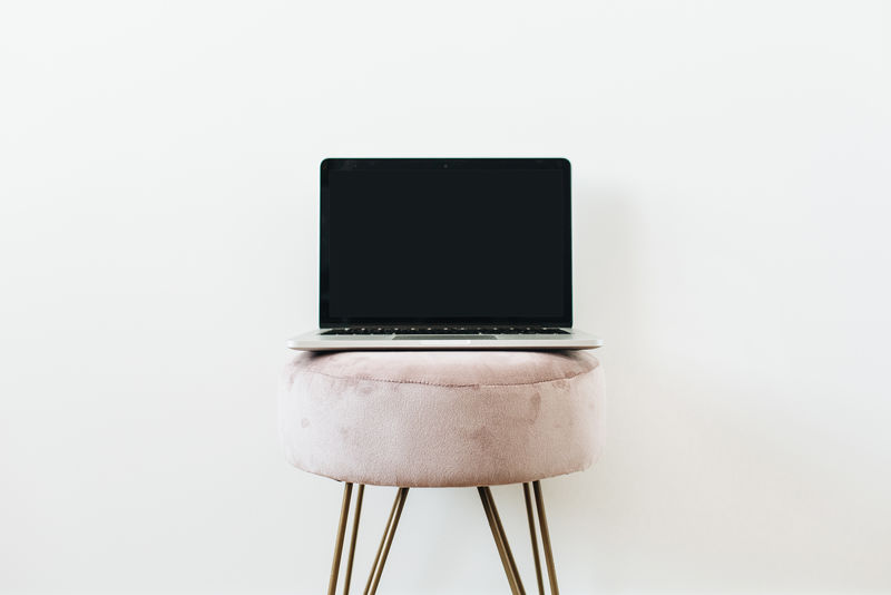 放在椅子上的笔记本电脑