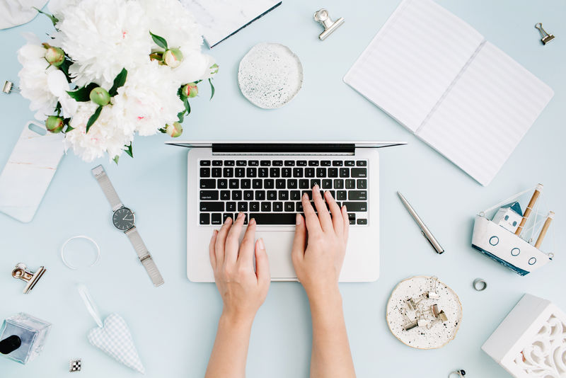 带材料的办公桌