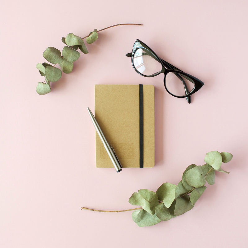 带眼镜的笔记本