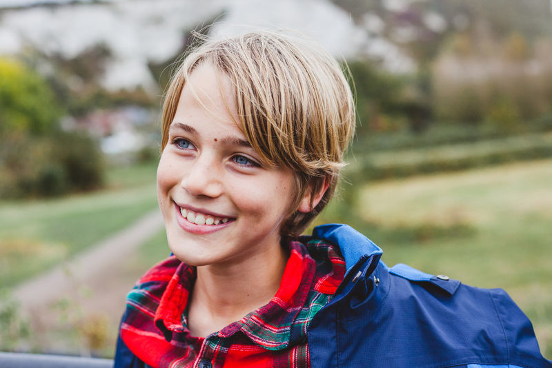 穿红色格子运动衫的男孩的选择性聚焦照片