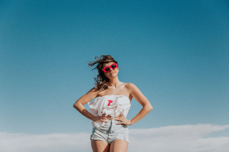 抱着臀部的女人