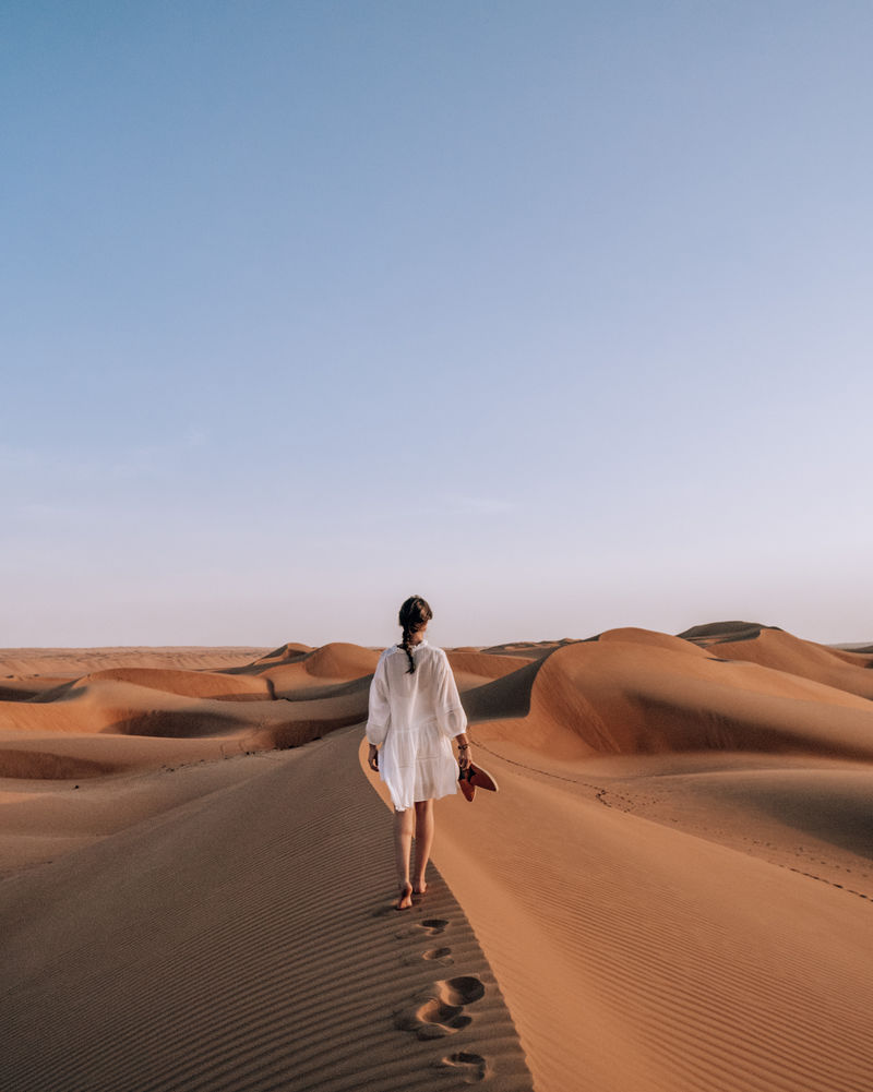 站在甜点上穿着白色蕾丝裙的女人