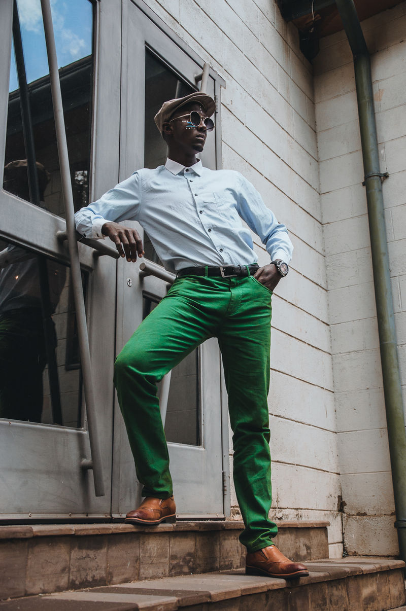 穿着白色衬衫棕色皮鞋和绿色PA的男人