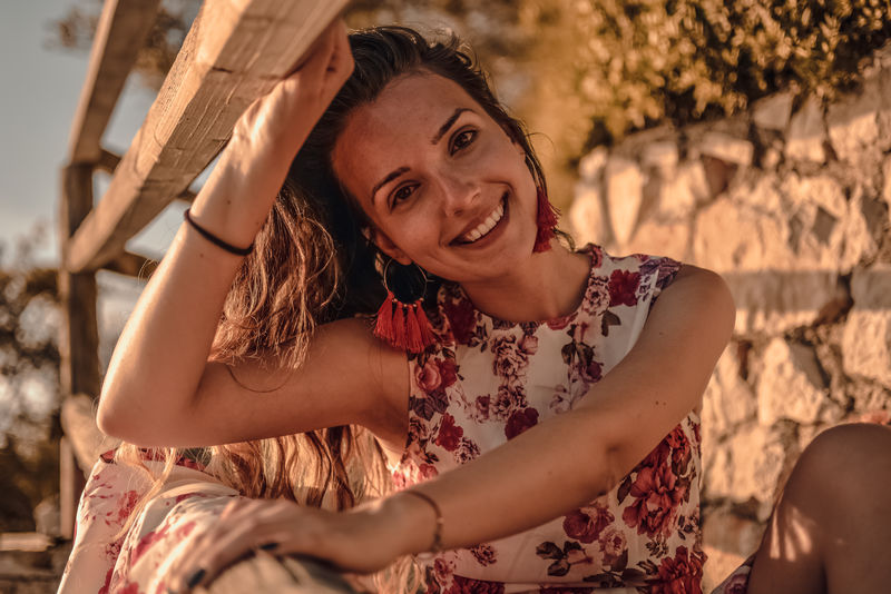 微笑的女人抱着棕色的木头