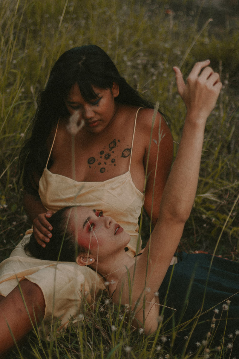 坐在另一个女人腿上的女人