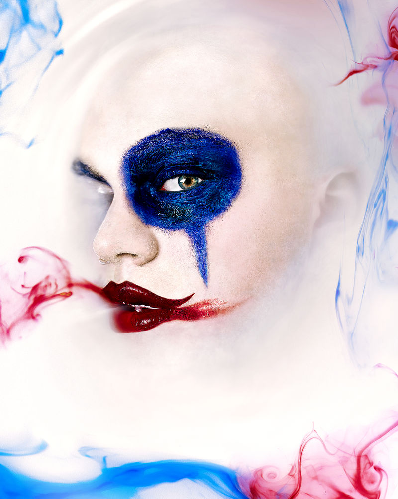 红嘴唇人和蓝眼影肖像