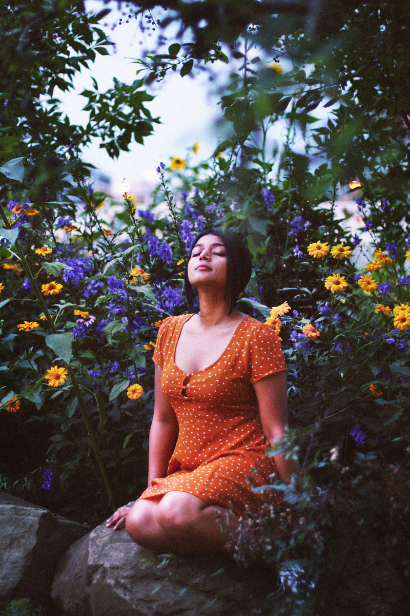 闻着花香的女人