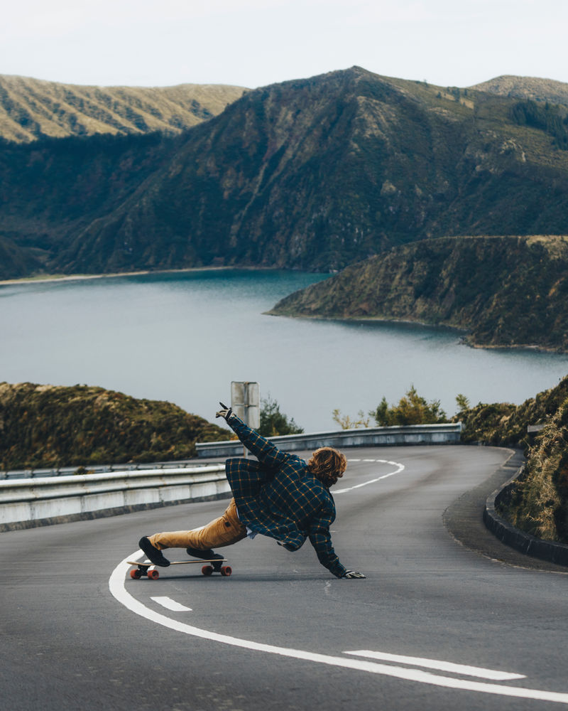 滑板車者下山