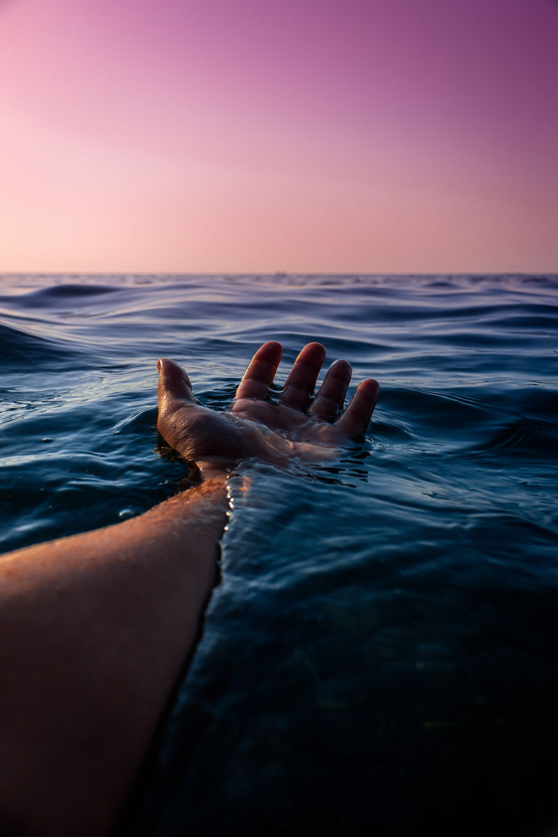 在水上游泳的人