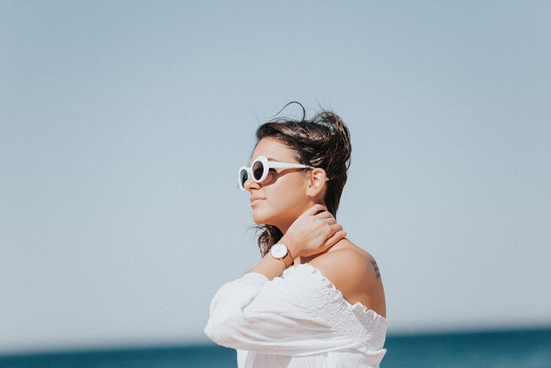 戴太阳镜的女人