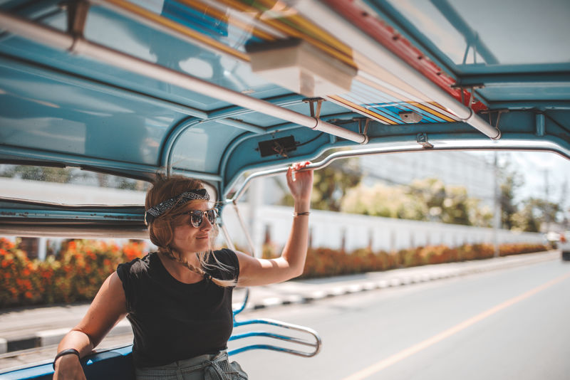 乘坐公共交通的妇女