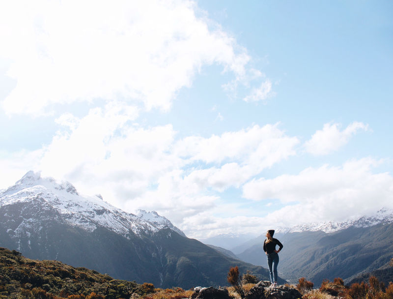 白天站在悬崖上的女人