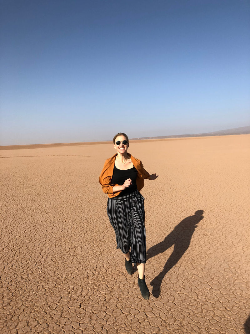 沙漠中快乐的女人