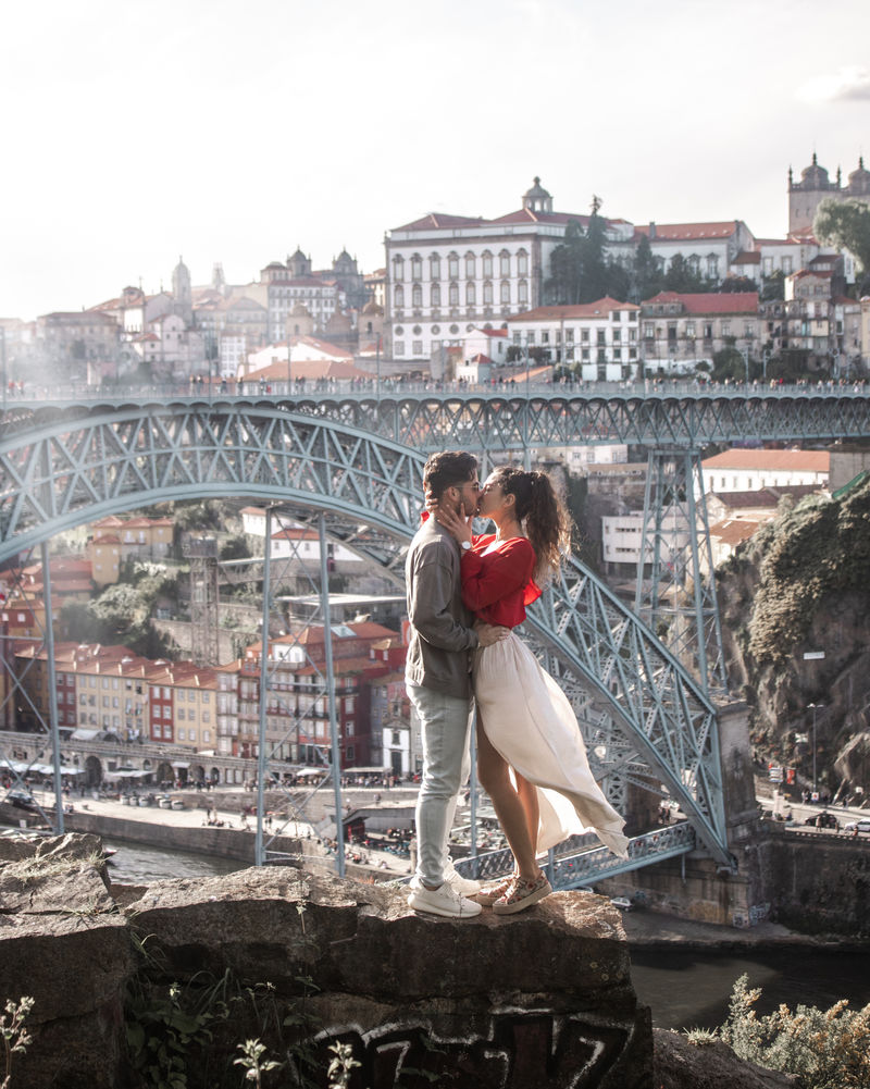 白天亲吻站在悬崖上的一对情侣