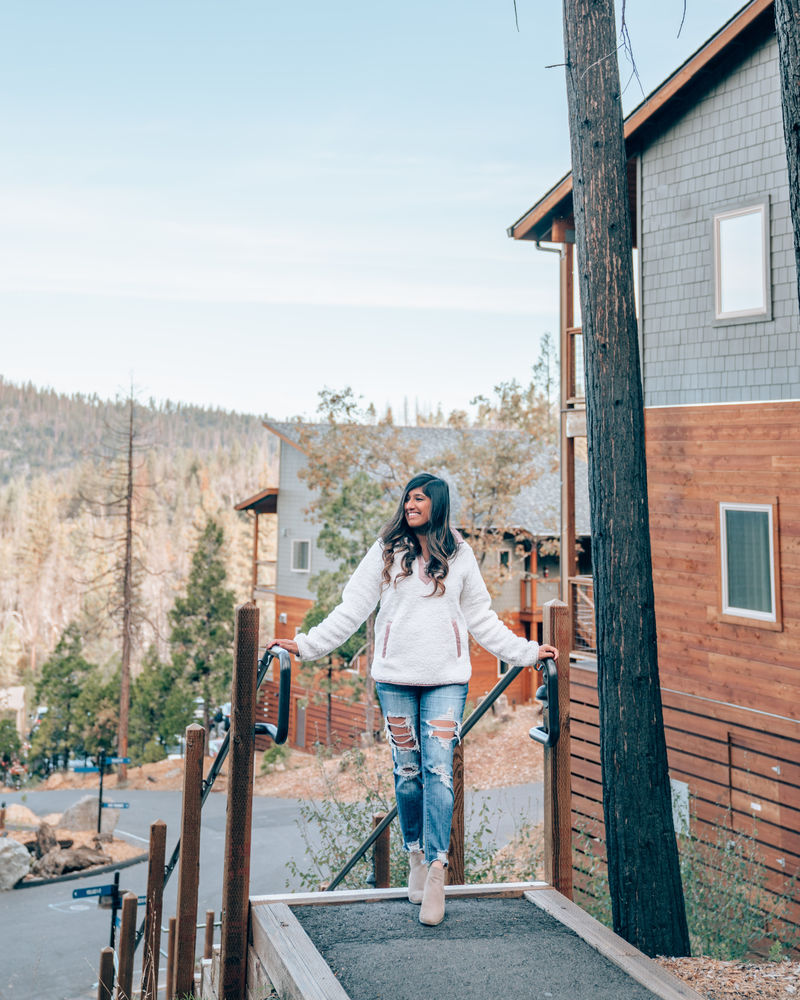 站在门柱旁微笑的女人