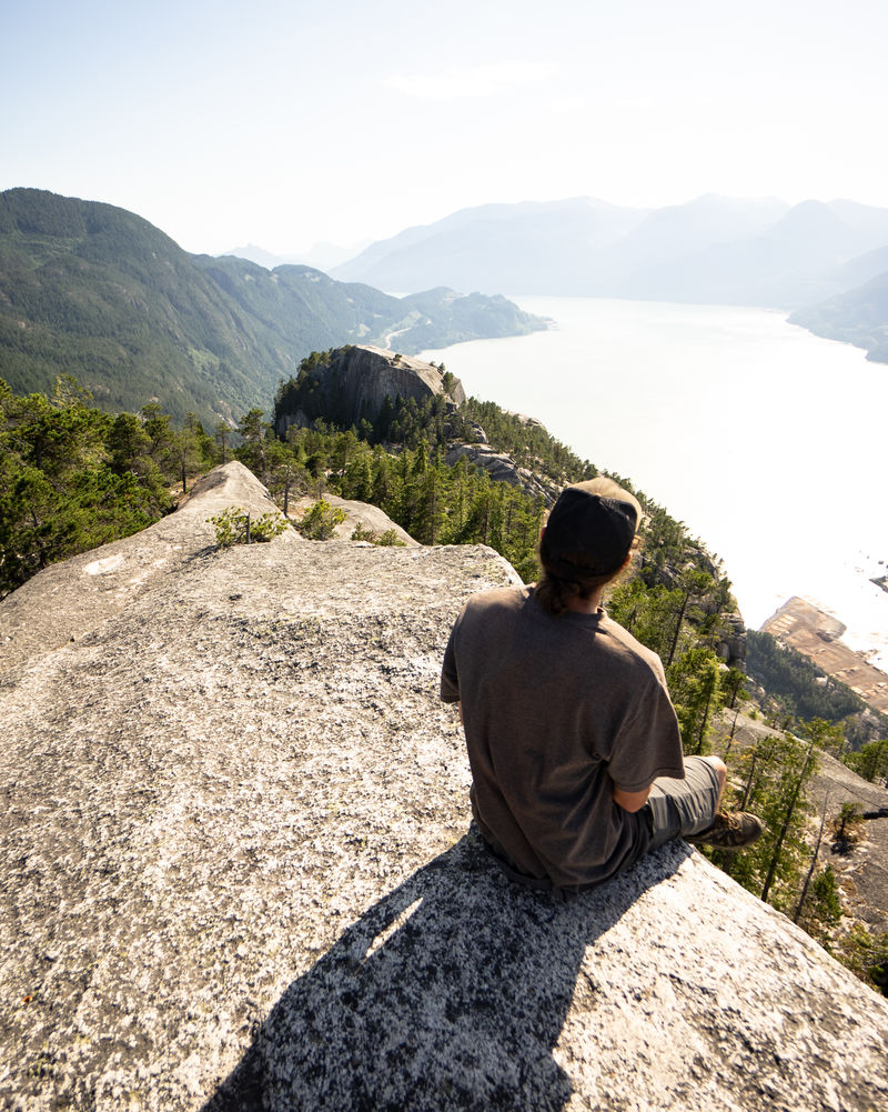 白天坐在岩石边上的人