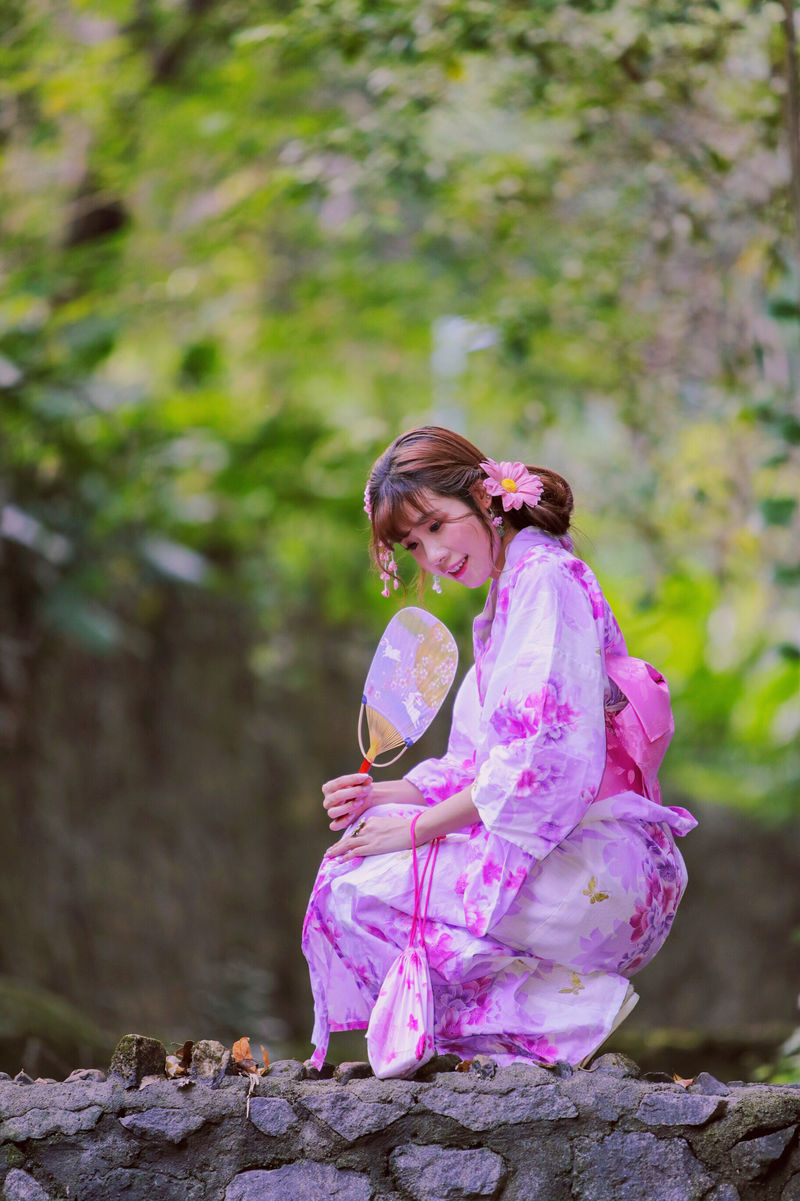 白天坐在树旁的女人