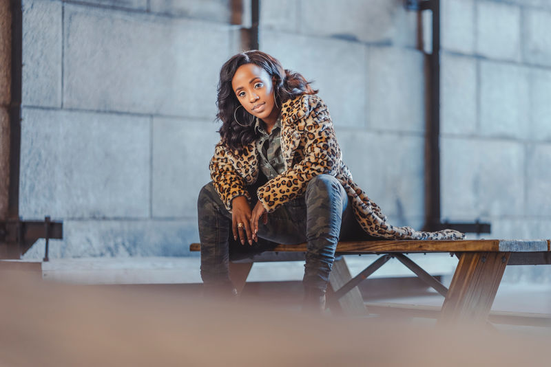 白天坐在木凳上的女人