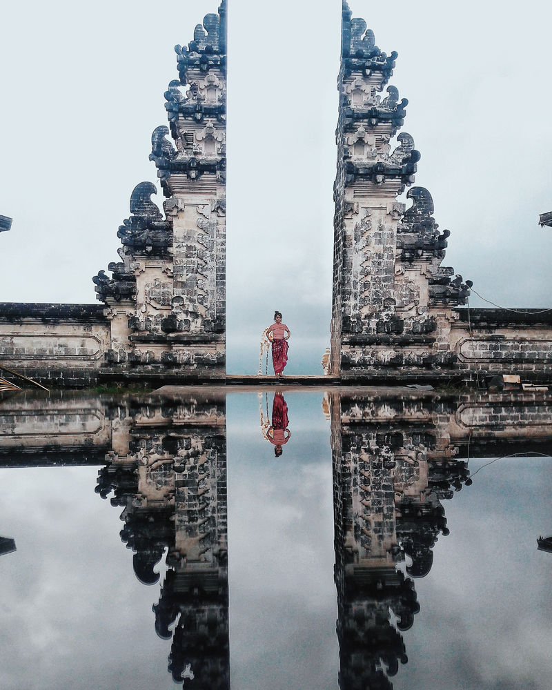 妇女站在废墟前的水体在DA期间