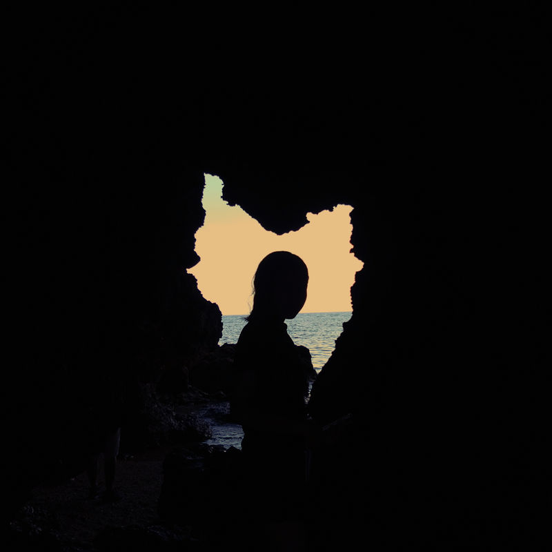 洞内人的剪影摄影