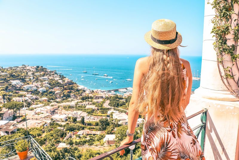 白天站在混凝土柱旁的妇女