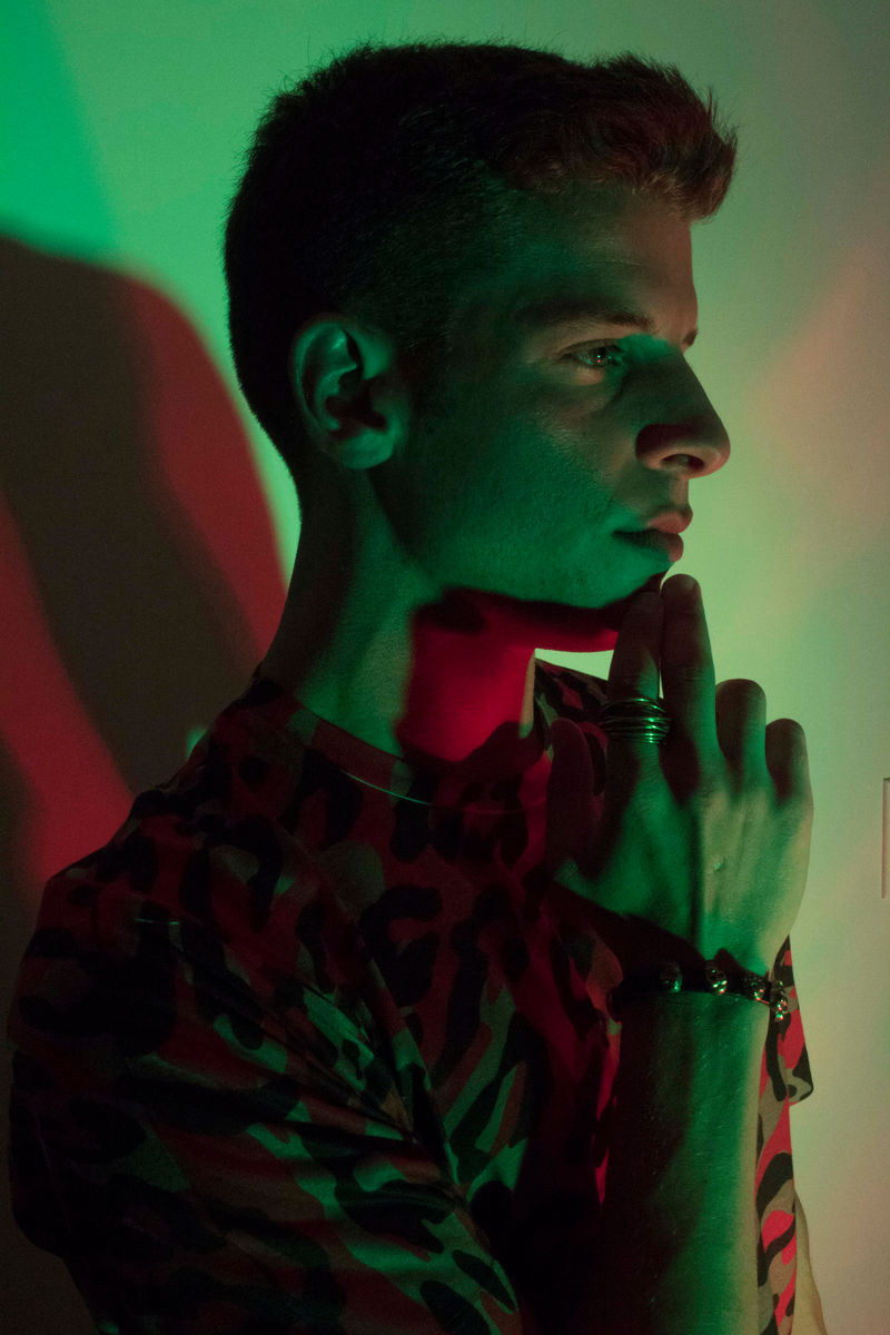 站着的人托着下巴