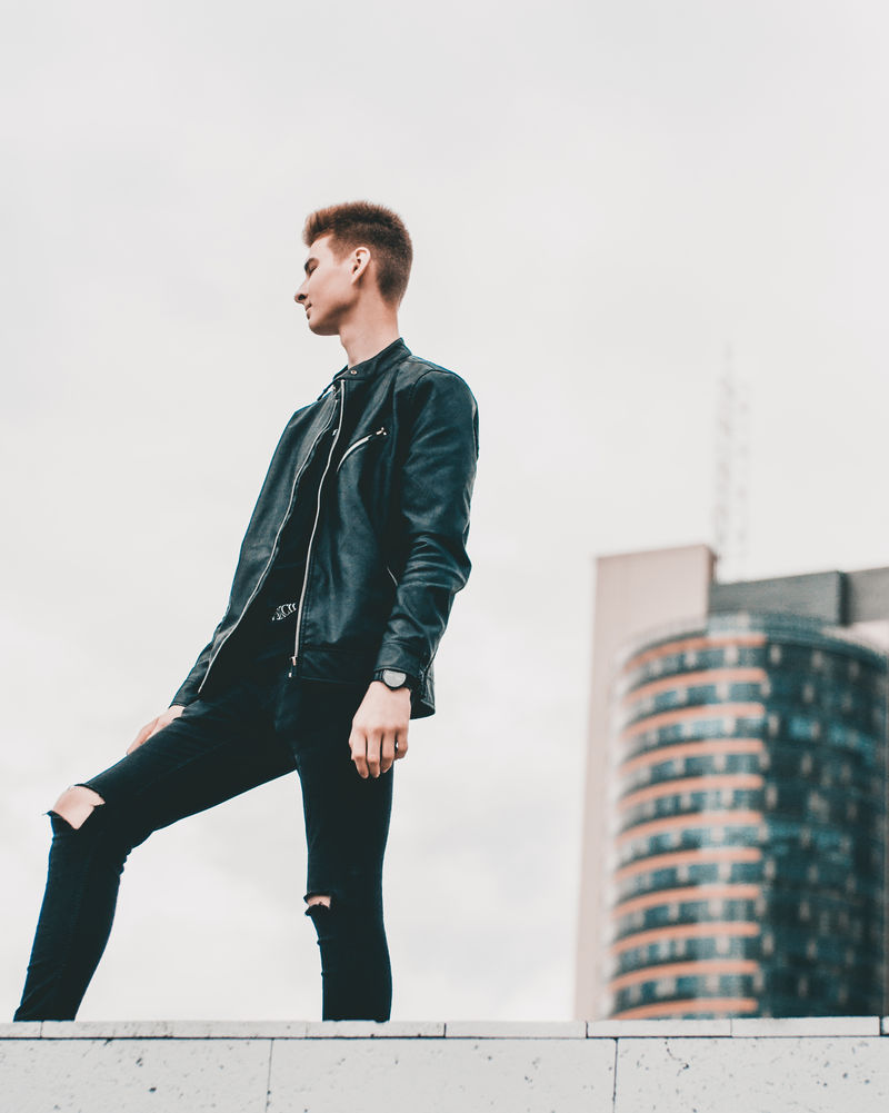 穿黑色皮革拉链夹克的男人