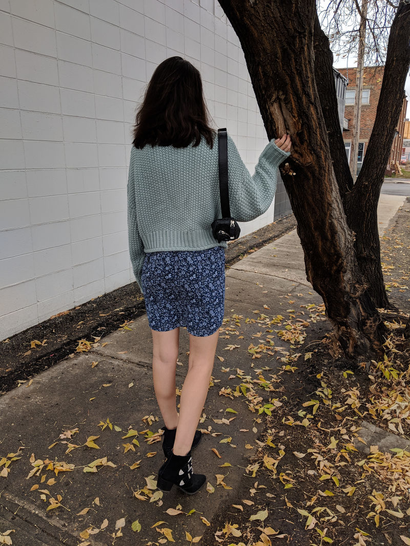 女人站着用右手握住树枝