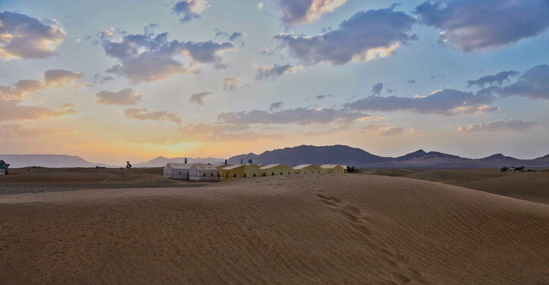 沙地上的白褐色房子